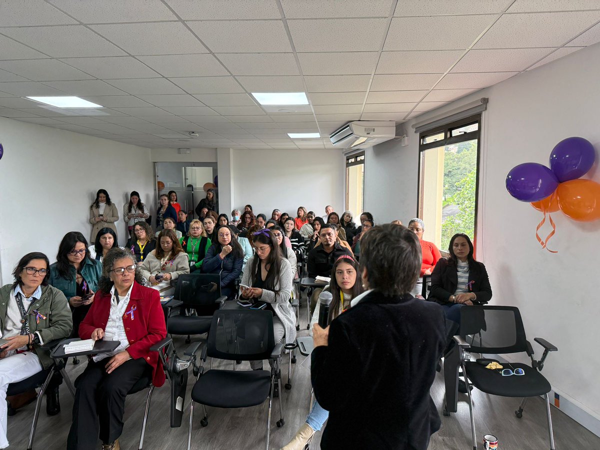 #AEstaHora ⏰ | En el <a href="/DapreCol/">DAPRE</a>, con presencia de nuestra directora <a href="/GloriaCuartas/">Gloria Cuartas</a>, conmemoramos el Día Internacional de la No Violencia contra la Mujer. #VivirSinMiedo ✊♀️🕊️ 🧵1