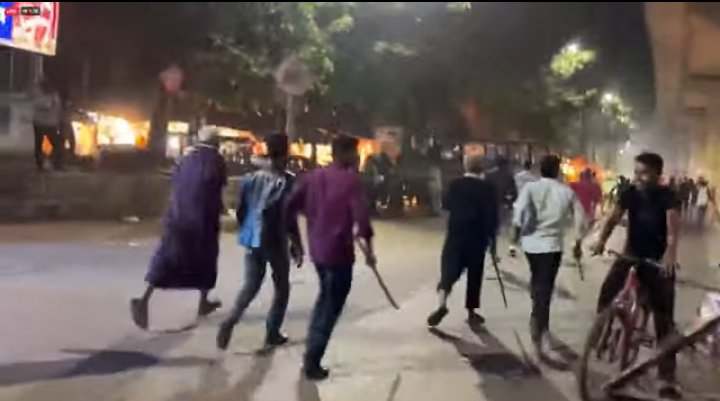 BDAgniveer's tweet photo. Attack on Hindus in Bangladesh, who were protesting on unjustified arrest of Chinmoy Krishna Das, a monk of Hindus. 25.11.2024 https://t.co/DnSCCl8Pxf