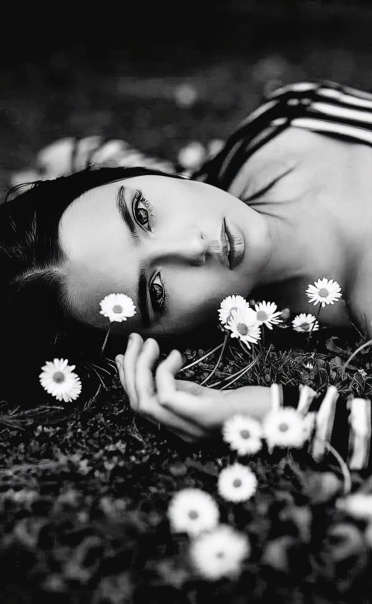 El silencio me trae
el sonido del soplo del viento,
el aroma sutil de las flores,
el resplandor del alba
tan bello en cada amanecer...
Soledad, fugitiva y efímera,
ansia que arde y crece,
deseos que no acaban,
locura que hierven la sangre.