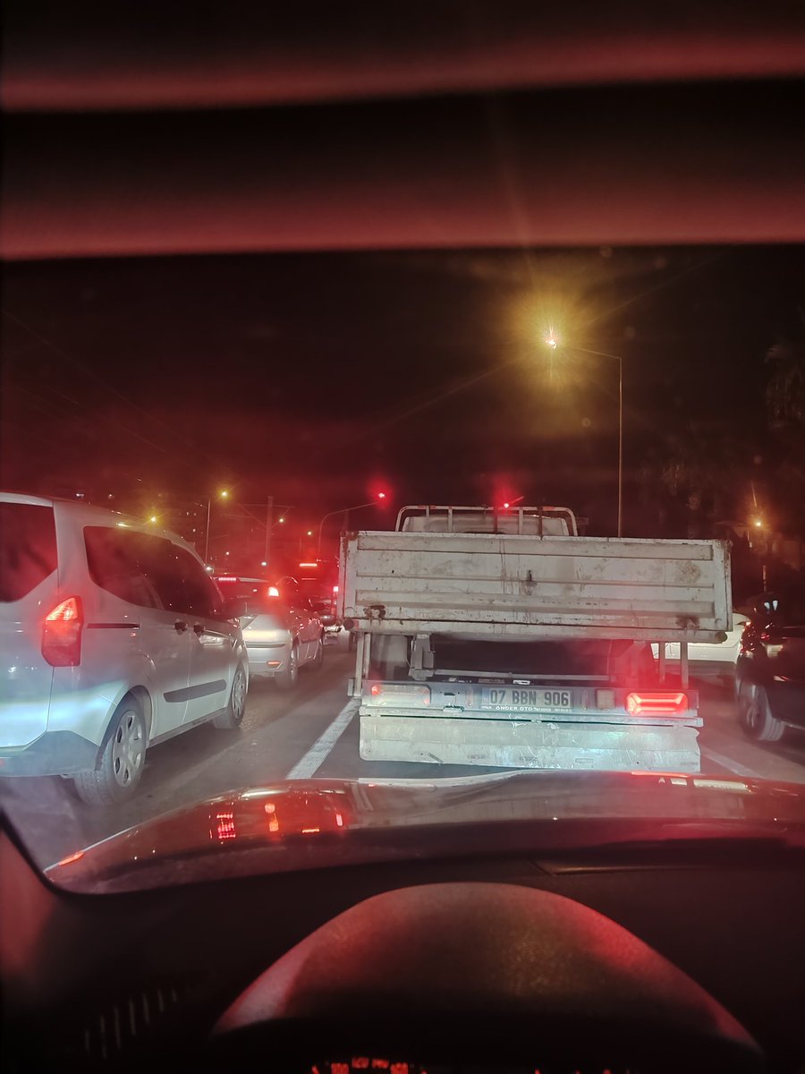 Bir tarfik ışığını en fazla kaç dakikada beklersiniz? 
Ben yaklaşık 20 dakika bekledim. Var mı artıran?
Yer: Dünyagöz kavşağı.
#antalya #antalyanıntrafiksorunu #antalyatrafik