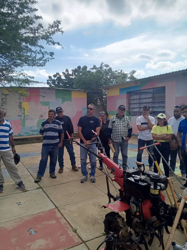 El ministerio de Ciencia y Tecnología <a href="/Mincyt_VE/">Ministerio para Ciencia y Tecnología</a> a través de su ente adscrito <a href="/codecyt/">CODECYT, S.A</a> apoyando a los productores agrícolas de la Península de Paraguaná, estado Falcón con la entrega de Kits Conuqueros, incluyendo un Rotocultor...