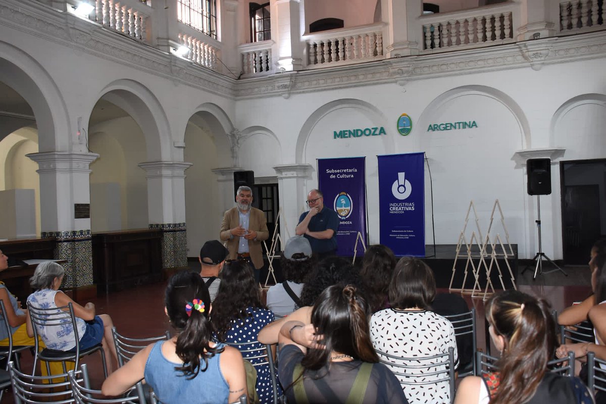 Cultura_Mza's tweet photo. ¡Llega #CreativaNavidad🎄!
10 Tiendas de emprendedores creativos, convocados a partir del registro en el Mapeo Cultural, participaran de esta primera experiencia #CreativaNavidad🎄
🤳 https://t.co/XUsGt8fu5o
#CulturaMendoza https://t.co/WepufvlPH0