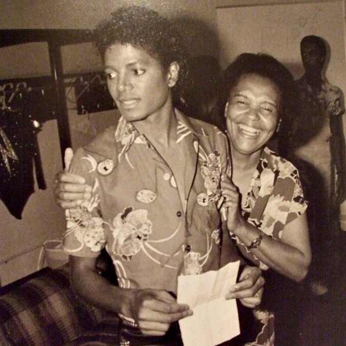 FalandoDeMaico's tweet photo. 🇧🇷 | Michael Jackson e Dona Remy. Como uma cozinheira brasileira acabou virando a cozinheira oficial do Rei do Pop. https://t.co/TUFJrdgtsJ