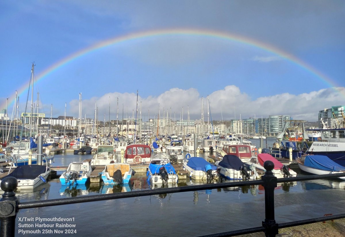 PlymouthDevon1's tweet photo. Rainbow over Sutton Harbour, Plymouth, at lunchtime today. 🌈 @Sutton_Harbour @DestinationPlym #Rainbow #Plymouth https://t.co/1AGqGjfU9M
