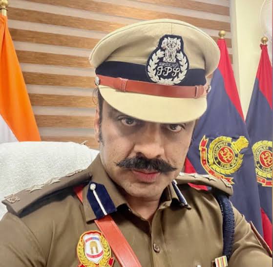 JAAT_doctor's tweet image. अपने आप को Dr से दुगुना पढ़ा लिखा बताने वाले गुंडागर्दी वाले IPS,अपने से कम पढ़े लिखे विधायक/मंत्री के सामने भीगी बिल्ली क्यों बन जाते हैं, तब कहा चली जाती हैं इनकी दबंगई?
P.S- task force walo ko ye bhi nahi dikha hoga🙏
#doctorattack #Delhi
@khurpenchh