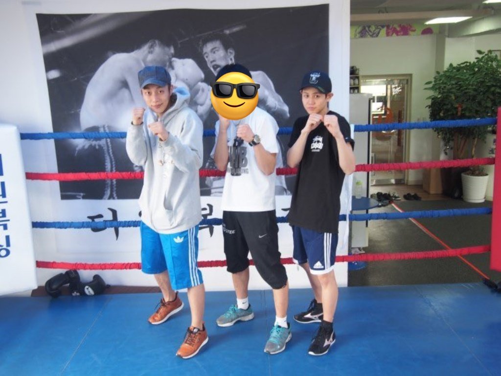 synDUromee's tweet photo. 온 몸으로 Y2K를 외치는 그들
아니 둘다 이상한 모자 쓰고잇으니까
가운데 관장님도 괜히 모자쓴것같고..응그래
진짜 웃기다 2013년도에 대체 무슨일이
두준이는 저때도 파랑이 지존이엇구나
아근데신발은 또 왜그래
너무나도 2013년도 향기가 자욱함 https://t.co/KpLRcpp3zy