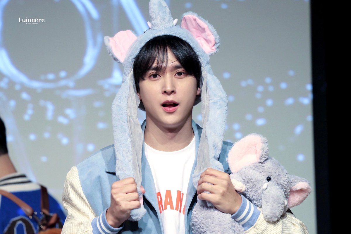 luimiere1016's tweet photo. 241123 포토북 팬싸

보라동끼리는 못참지 💜

#하이라이트 #비스트 #HIGHLIGHT #BEAST #손동운 https://t.co/dIBjq2O8Rs