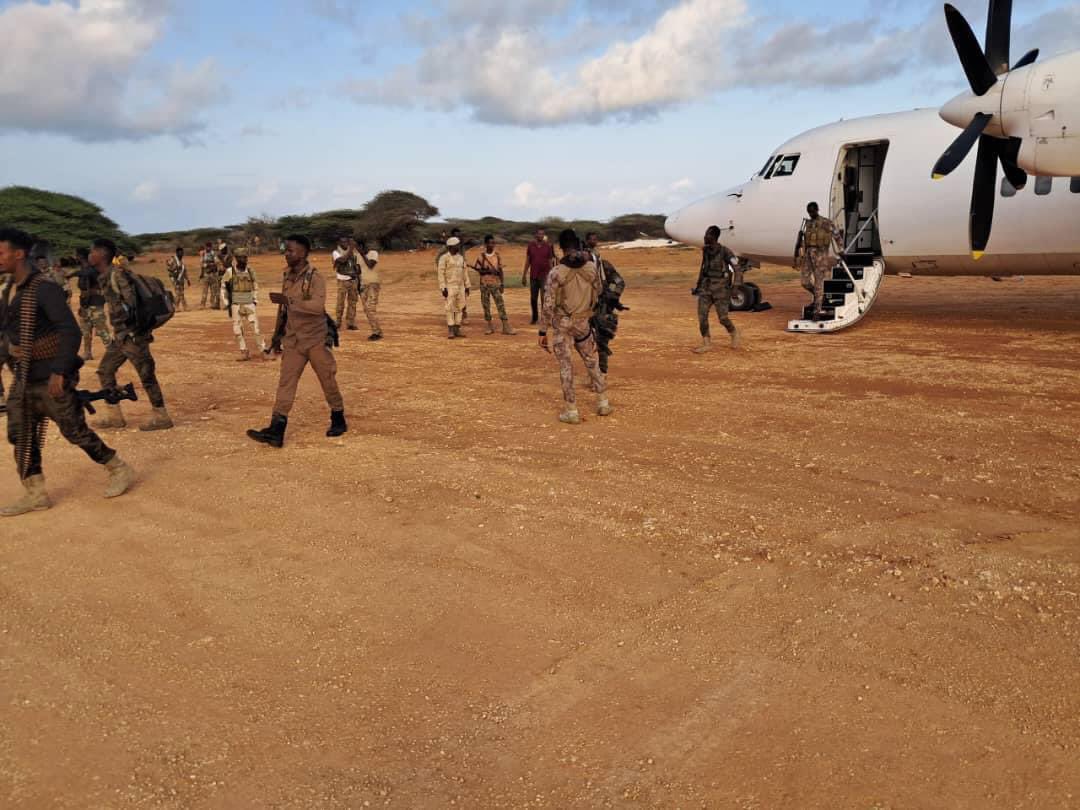 jaaamaa422's tweet photo. Todobbo Diyaaraddood oo sida Ciidamo iyo hub culus, kana tirsan guutooyinka GorGor iyo Haramcad ayaa gaarey tan iyo saakay garoonka diyaaradaha Raaskambooni oo ay Dowladda Federal ka Somalia oogu talagahsay inay lawareegaan meelaha ay kabaxeen ciidanka ATMIS . #ILASOCO https://t.co/3NjwiHDyDE