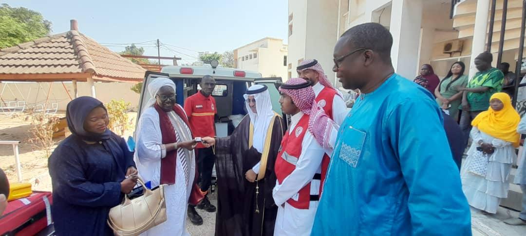 CSenegalaise's tweet image. La @CSenegalaise reçoit une ambulance médicalisée offerte par le Croissant-Rouge saoudien pour renforcer ses capacités d&apos;intervention. Les clefs de cette ambulance d&apos;une valeur de 83 millions de F CFA, ont été remises par S.E M. Saad Abdullah Alnofai @KSAembassyS @IFRCAfrica