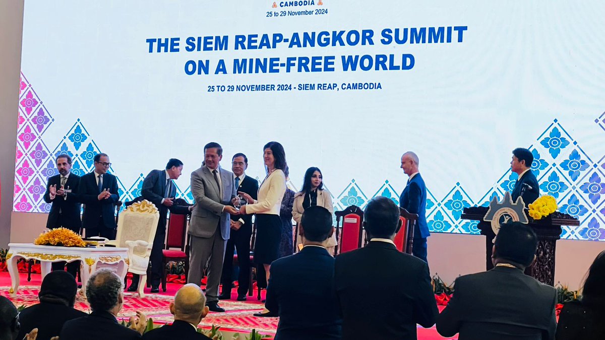 TamarGabelnick's tweet photo. I was honored to receive an award on behalf of #ICBL from HE Ly Thuch, #Cambodia President of the #SiemReapSummit on #Minefreeworld for global campaign's "tireless efforts & unwavering dedication" to eliminating landmines and protecting civilians. @minefreeworld https://t.co/PonXBblqi5