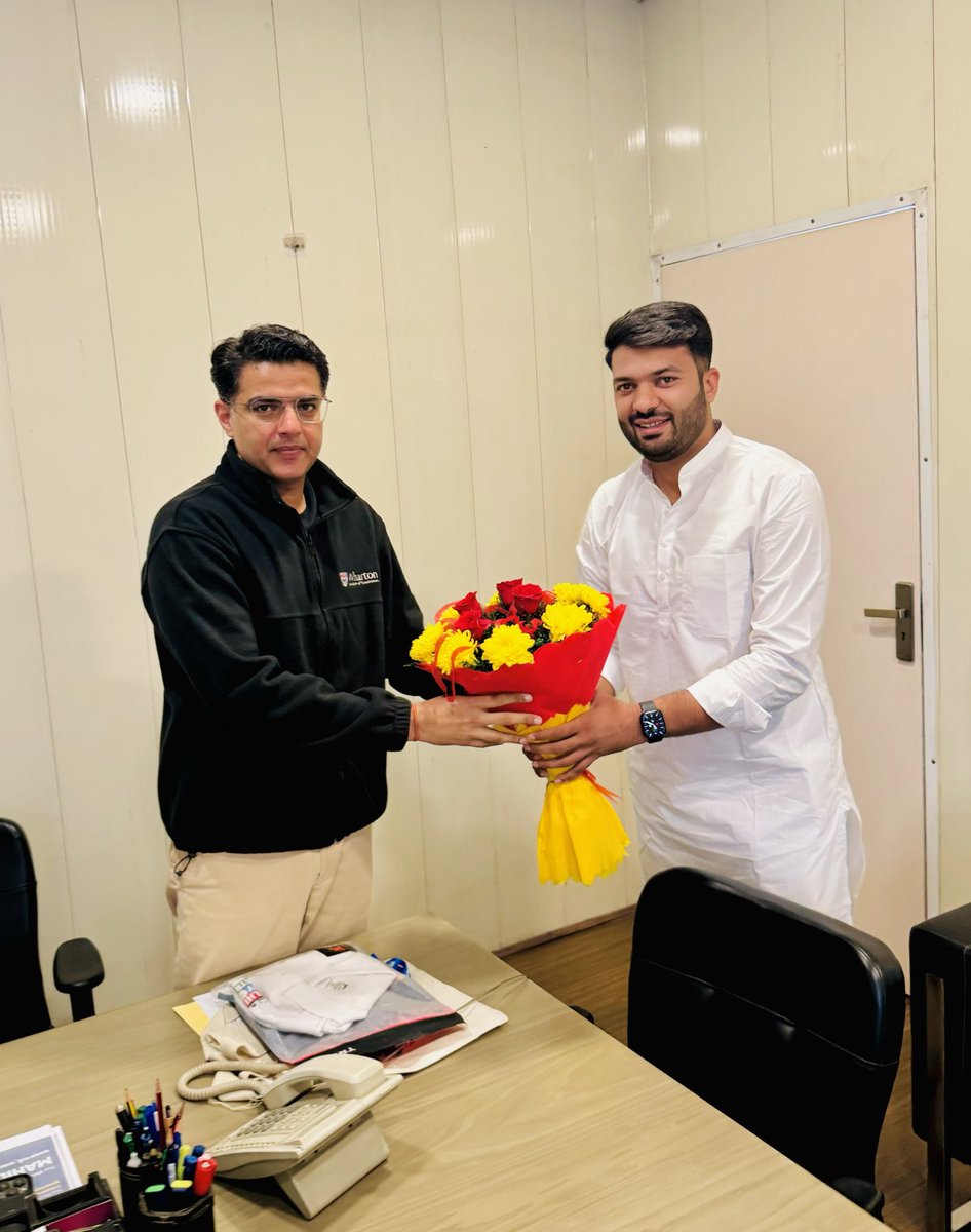 Shivachechi_'s tweet photo. आदरणीय बड़े भाई @ShivprakashGjr ने आज पायलट साहब से मुलाकात की और दौसा उप चुनाव  जीत की  बधाई एवं शुभकामनाएं प्रेषित की 
@SachinPilot 
#नसीराबाद 
#nextmla https://t.co/r7Bet7aS0v