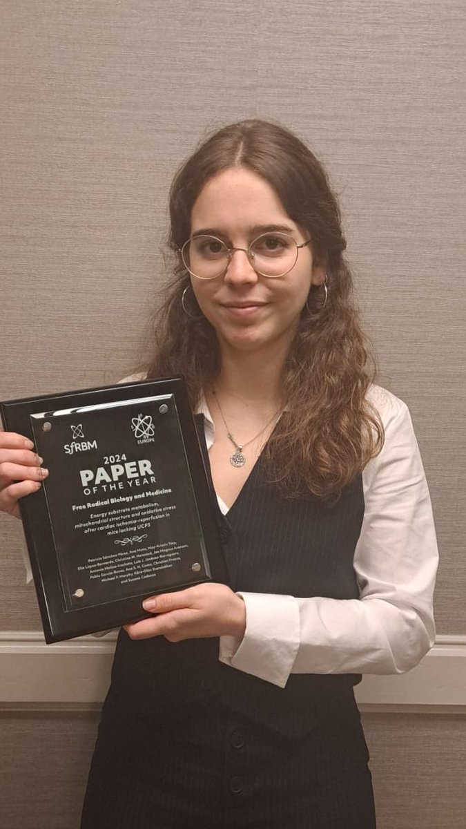 CBM_CSIC_UAM's tweet photo. Nuestra investigadora Ana Mata, del grupo de Susana Cadenas, ha recogido este fin de semana el premio Paper of the Year Award 2023 in Free Radical Biology and Medicine de @SFRBM y @SFRR_Europe en el Congreso de la Society for Redox Biology and Medicine. https://t.co/GtuVU0oAEI