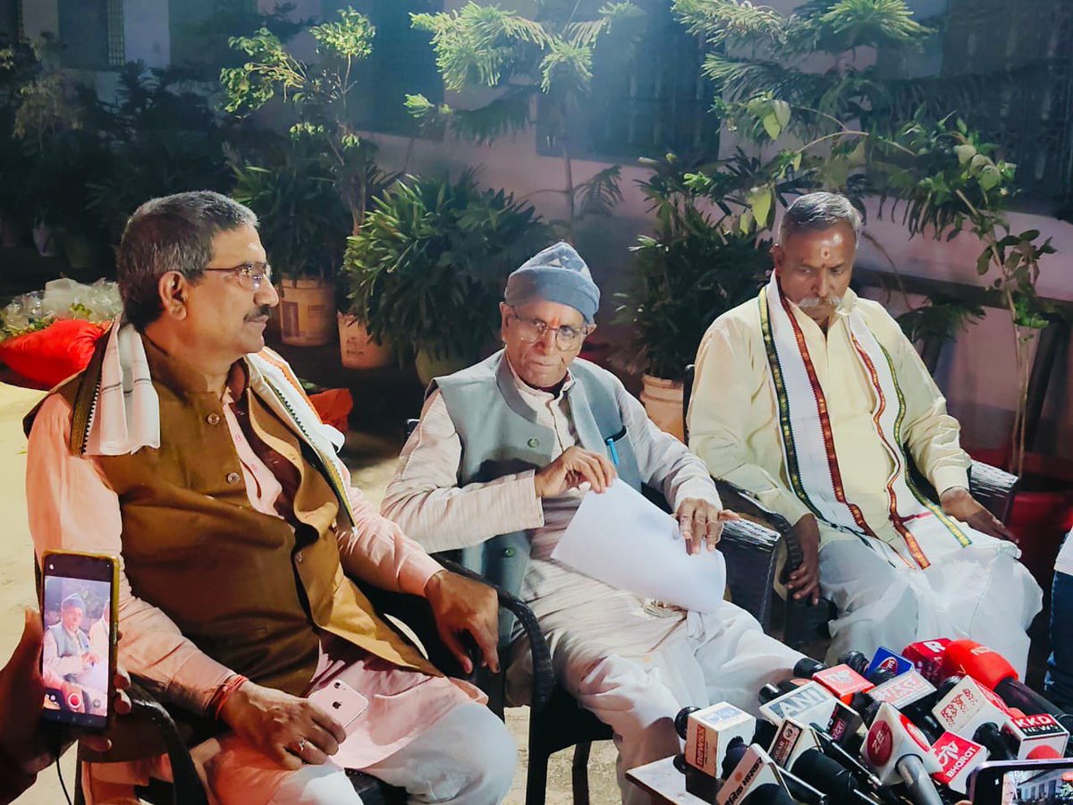 ChampatRaiVHP's tweet photo. पूज्य संतों से परामर्श के पश्चात् यह तय किया गया है कि जिस प्रकार हिंदू उत्सव तिथि एवं पंचांग अनुसार मनाएं जाते हैं, उसी प्रकार श्री रामलला की प्राण प्रतिष्ठा की वर्षगांठ को पंचांग अनुसार पौष शुक्ल द्वादशी अर्थात कूर्म द्वादशी को मनाया जाए। वर्ष 2025 में यह तिथि 11 जनवरी को होगी। https://t.co/6R9Racm4XU