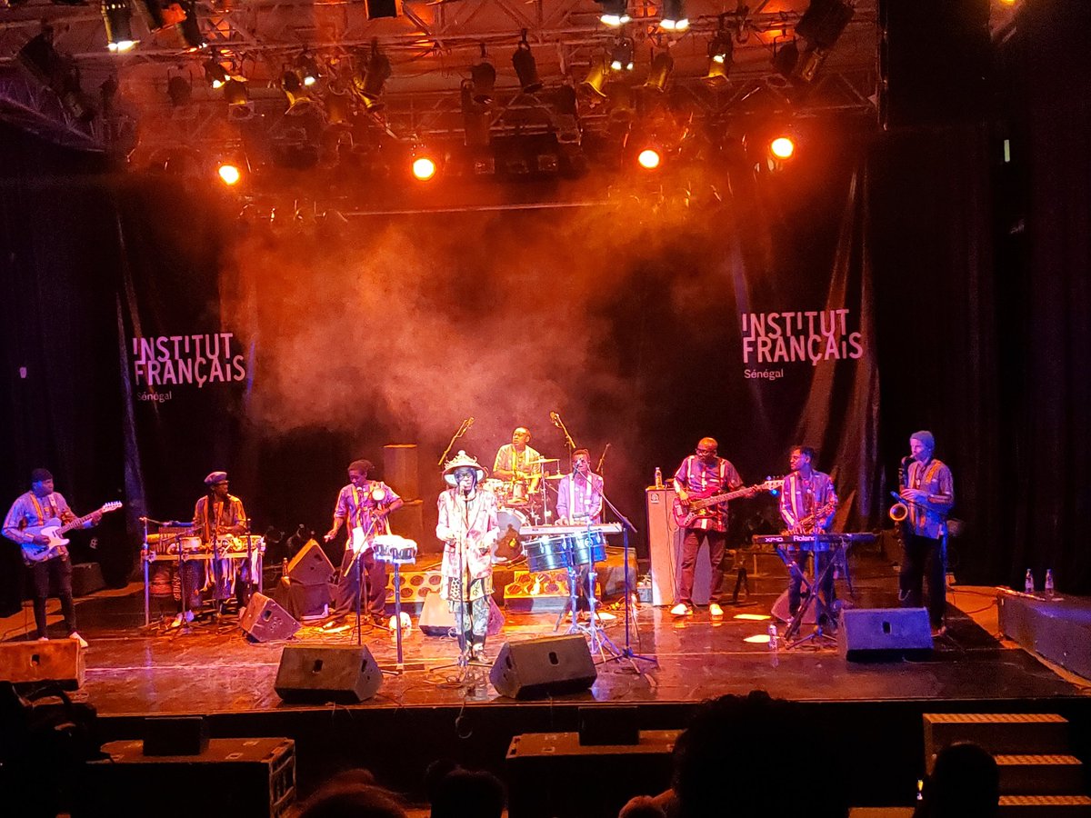 greenvegana's tweet photo. Le grand #CheikhLo à l'@IFSenegal_DK c'était ce samedi au Théâtre de Verdure et c'était FABULEUX.
Une œuvre d'art à lui seul 😍.
Et un groupe de musiciens de qualité 🪘🥁🎺🎸🎹 !
Blessed for this moment qui m'a reconnectée une fois de plus avec mon papa tout là-haut ❤️.
#Dakar https://t.co/NHRcqmnPlK