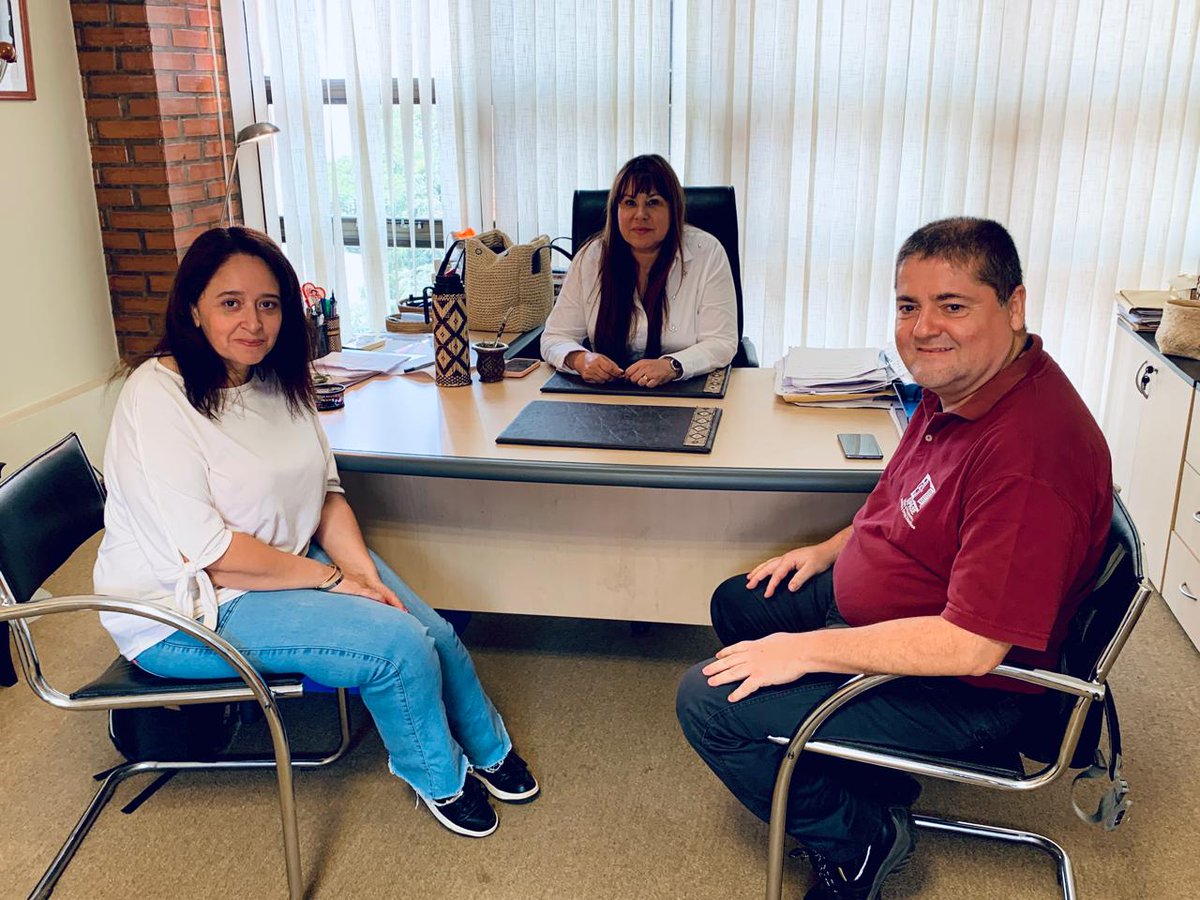 trabajomisiones's tweet photo. ➡️ La ministra Silvana Giménez se reunió con Humberto Capli Benítez, sec. gral. del Sindicato de Preceptores y Asistentes de Servicios Educativos (SIPASE), y Graciela Beatriz Moraez, sec. adjunta, con el objetivo de continuar el trabajo para lograr mejores condiciones laborales. https://t.co/vnwx036mqJ