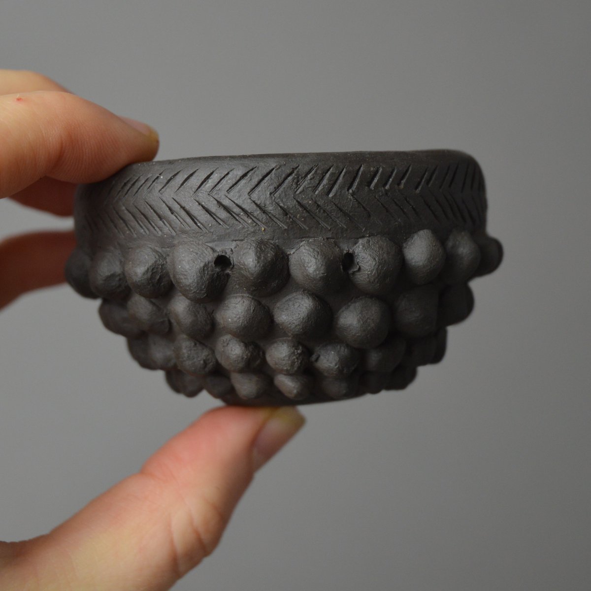 PotsOfHistory's tweet photo. πΊ Day 23: The Bronze Age Grape Cup πβ¨
This stunning vessel preserves the fingernail marks of its maker, connecting us directly to their artistry 4,000 years ago. A true bridge to the past!
Shop now: https://t.co/VwZoXi8Z0q
#AdventSale #BronzeAge #GrapeCup #PottedHistory https://t.co/OoWT3sg3x2