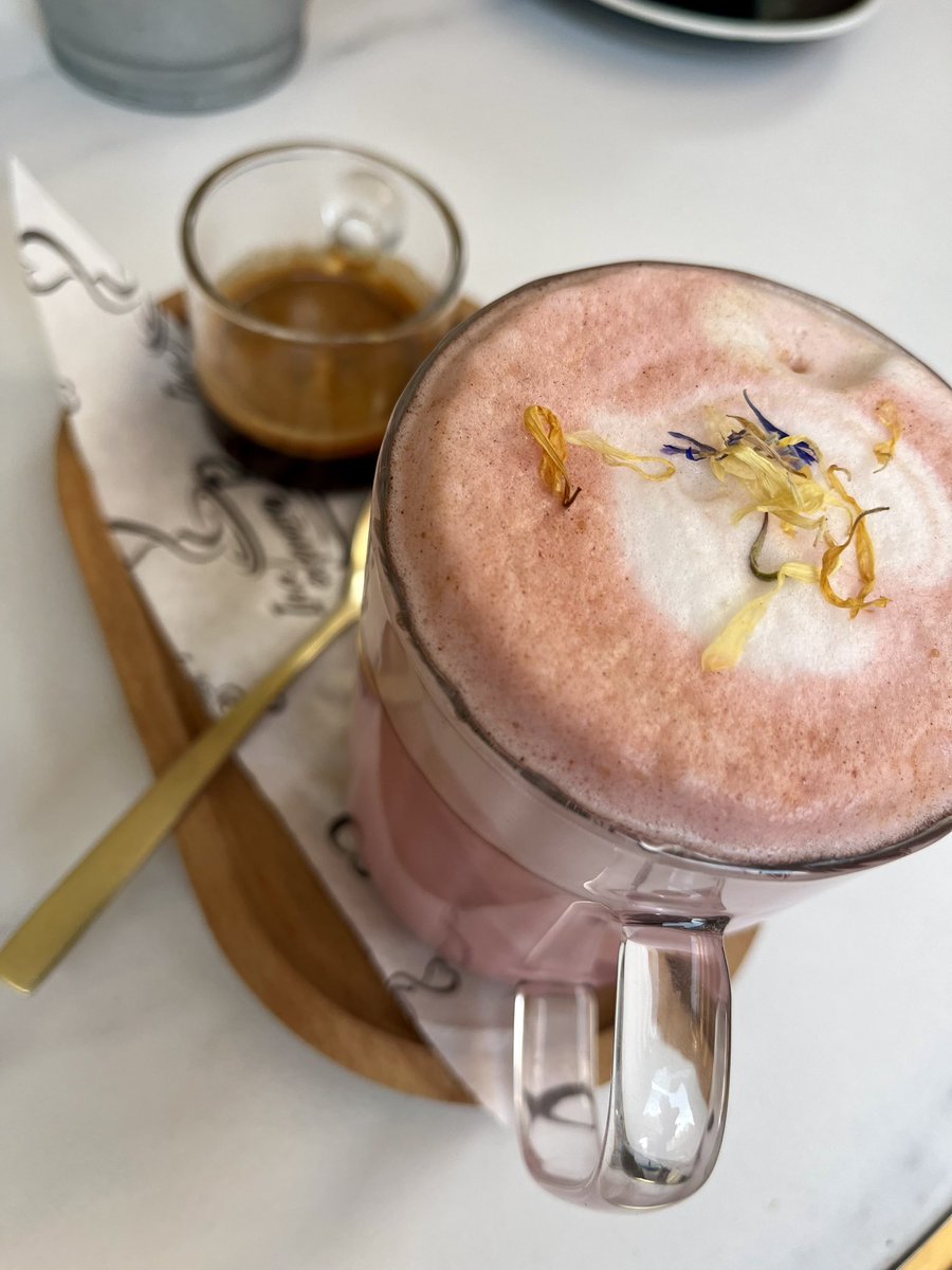 Elämässä pitää olla myös vähän Pinkkii Lattee🌞