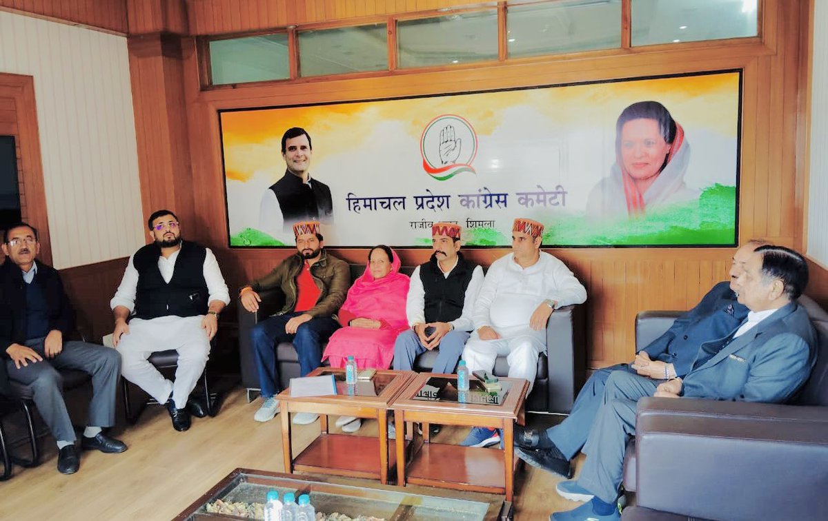 OmveerYadavINC's tweet photo. शिमला में स्थित @INCIndia मुख्यालय राजीव भवन में @INCHimachal के नेताओं और कार्यकर्ताओं के साथ संगठन की मजबूती हेतु दिनभर चर्चा हुई मीटिंग में राष्ट्रीय सचिव/प्रभारी @vidit_congress जी व चेतन चौहान जी प्रदेश अध्यक्ष @virbhadrasingh जी व अन्य मंत्रीगण उपस्थित रहे 
@priyankagandhi https://t.co/wmlbk9UGiP