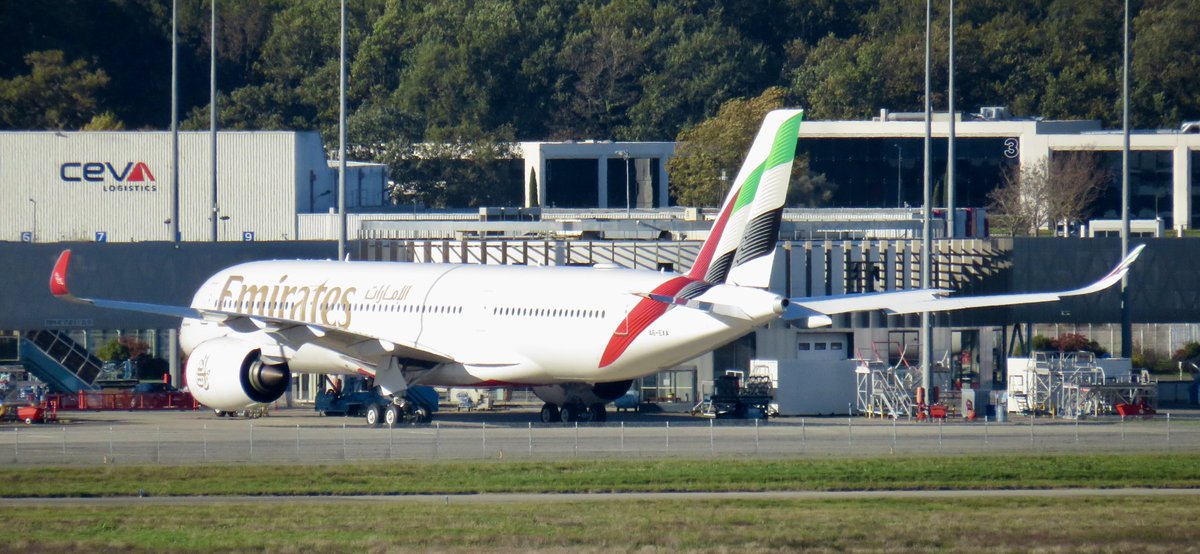 aircommunityFR's tweet photo. Emirates s’apprête à faire voler son premier A350 vers sa base de @DubaiAirports ! 

Le premier A350 de l’une des plus grosses compagnies mondiales devrait décoller des usines Airbus de Toulouse à 16h pour une arrivée à Dubai à 2h30 du matin (heure locale) 🚨

L’arrivée de l’A350 au sein de la flotte d’@emirates marque le renouvellement de sa flotte avec des avions de dernières générations consommant 25% de carburant en moins que les avions de générations précédentes ! 

Félicitations Emirates ! ✈️🍀

📸 : Dan Raistrick (FLICKR) 

#a350 #emirates #airbus #dubai #toulouse
