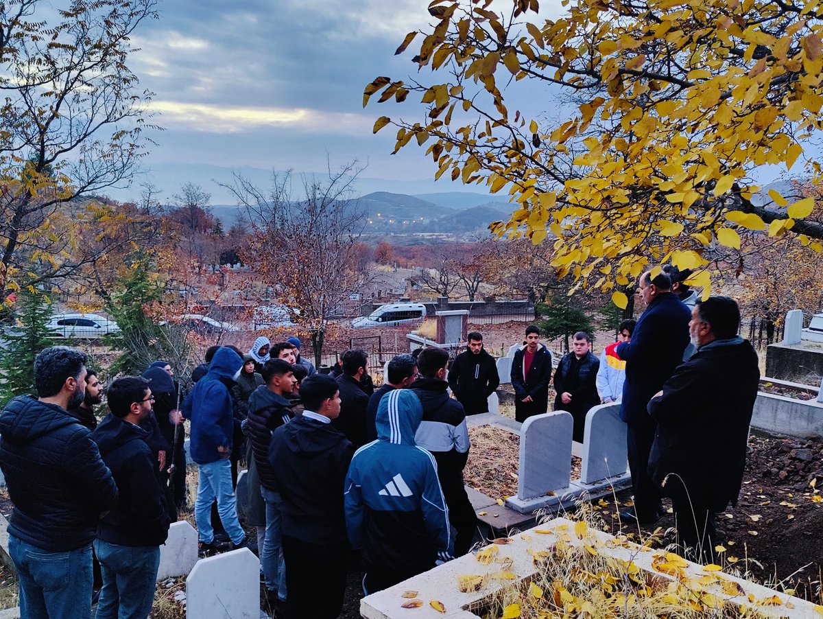 HurGenclik12's tweet photo. İl Gençlik Kolları olarak, medrese şehitleri Şehit Ziya Kaylı ve Süleyman Berdibek' i mezarları başında şehadetlerinin yıldönümünde, seher vaktinde yâd ettik. 
@MuratDemir80577 
@eczmrtgnydn 
@RefikAlpaya https://t.co/2RHf3Ly7Di