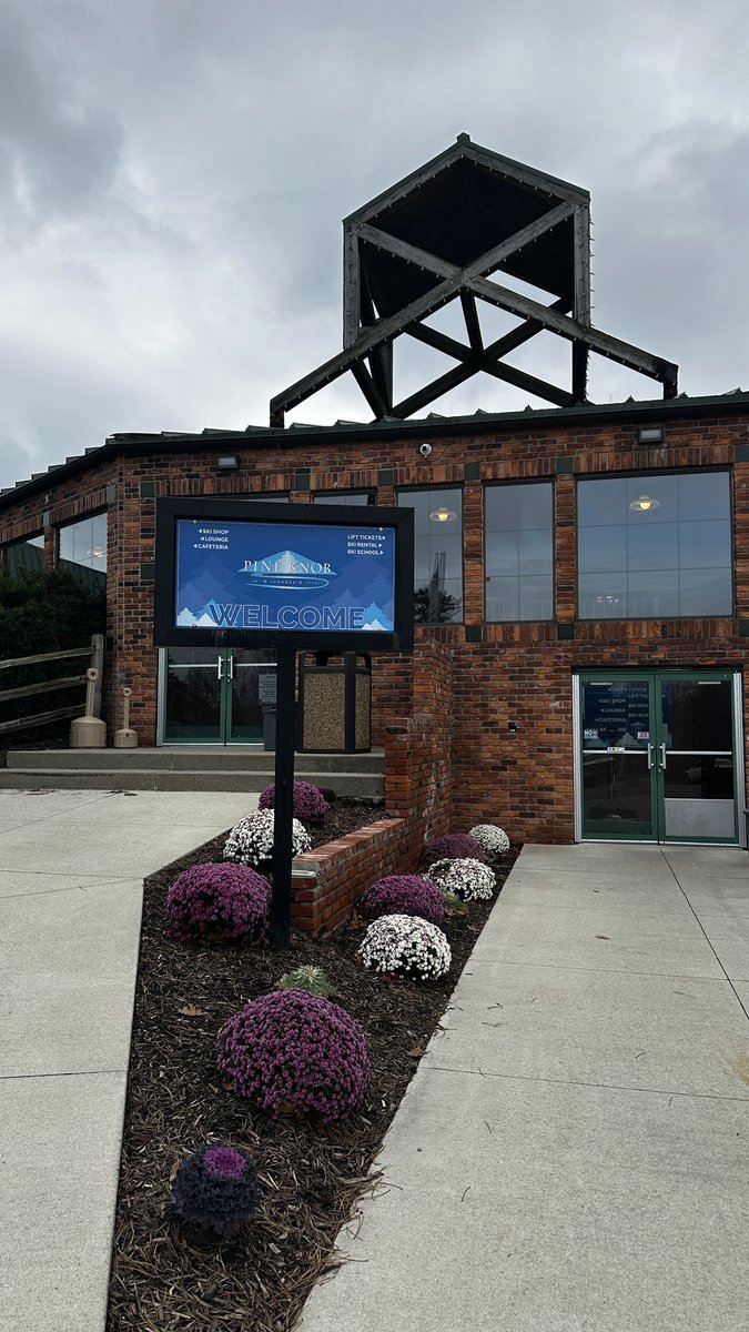 PineKnobSkiing's tweet image. Thanksgiving is almost here, and now’s the perfect time to sign up for lessons. Whether you’re a beginner or looking to brush up on your skills, secure your spot before the season starts - snow will be flying soon!

#SkiPineKnob #Thanksgiving  #ReadyForWinter #OaklandCounty