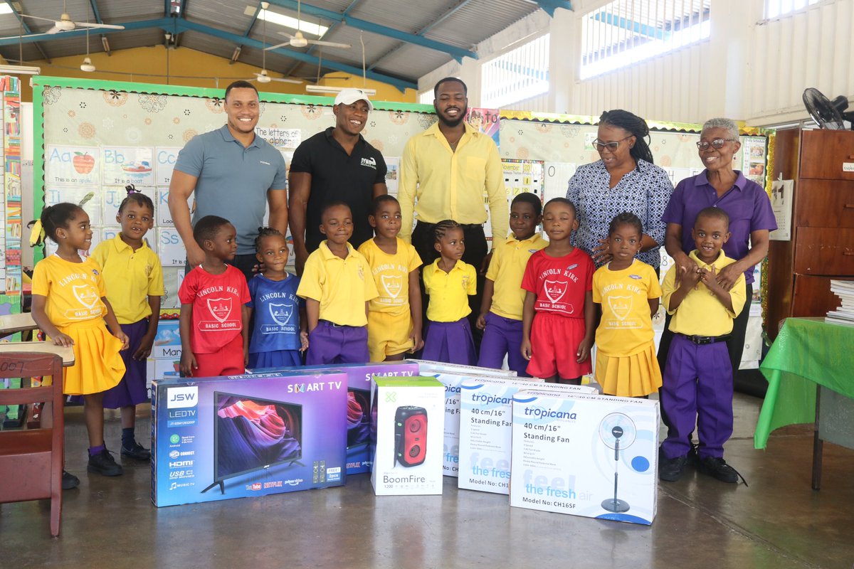 OneMacky_'s tweet image. I remember being student - wanting to give but not having to give.
I remember being a pre-trained teacher - Wanting to give but being cautioned against giving.
I remember being a teacher - wanting to give but couldn’t afford to give.
Today I gave, Big up Riva Fi Daze, Big up God