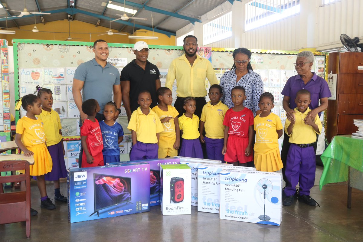 OneMacky_'s tweet image. I remember being student - wanting to give but not having to give.
I remember being a pre-trained teacher - Wanting to give but being cautioned against giving.
I remember being a teacher - wanting to give but couldn’t afford to give.
Today I gave, Big up Riva Fi Daze, Big up God