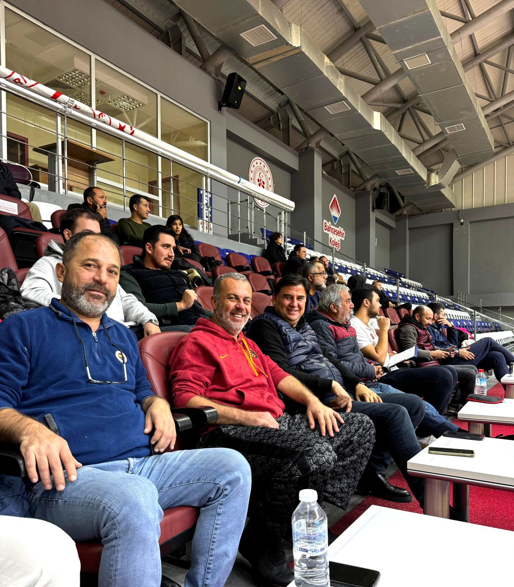 FethiyeSk's tweet photo. Fethiye Belediye başkanımız Sayın Alim Karaca, 2. Lig Mavi Meleklerimizin ,Bahçeşehir Koleji Dalaman Belediyespor ile oynadıkları maçta bizi yalnız bırakmadı 📷 Alim beye Fethiye Voleybol S.K ailesi olarak teşekkür ediyoruz. @alimkaraca48 https://t.co/aAVfDWpi77