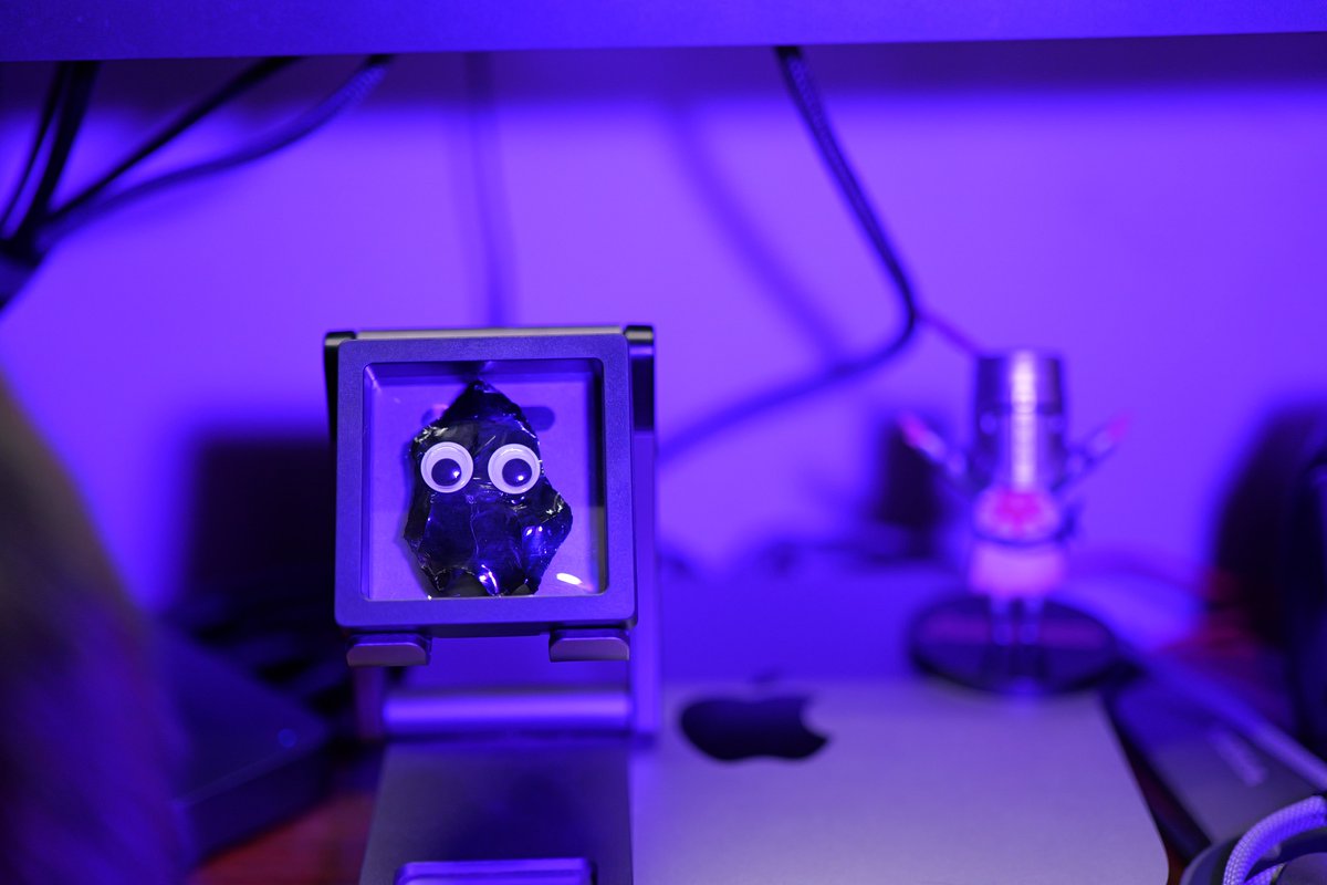 More of the photos of Obsidian IRL <a href="/obsdmd/">Obsidian</a> 
更多黑曜石的照片！放了超大紫色光源哈哈哈（不得不说真的太黑了，超级难透光x）