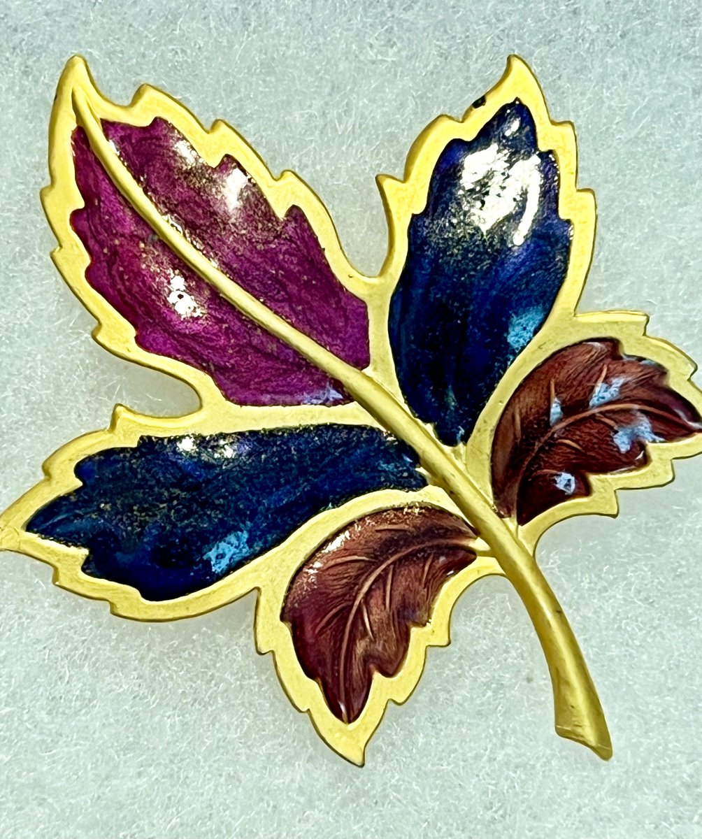 TeriE's tweet photo. COLORFUL Enamel #MapleLeaf Brooch Gold Tone #Guilloche Mauve Purple #Vintage90s Lapel Pin

#vintagegifts #vintagejewelry #vintagebrooch #giftideas #fallfashion #accessories #FallLeaf #Leaf #Brooch #broochstyle #giftsforher #holidaygiftideas #gifts 

https://t.co/IRtkrPZ0Av https://t.co/wBIpZzytD3