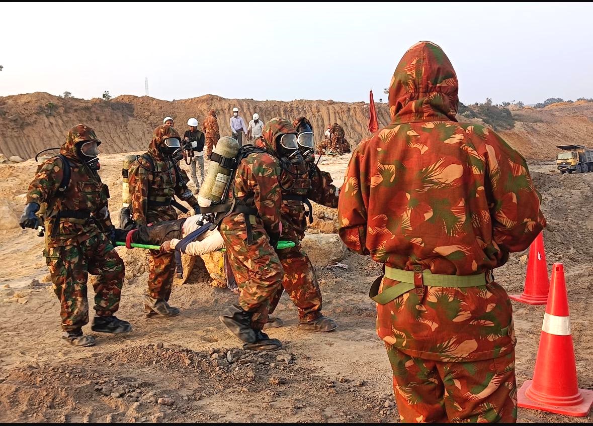 03NDRF's tweet photo. 🏃‍♂️Practice is the ultimate key to success🏃‍♂️
Exhibiting strength and  endurance at NTPC Dulanga Coal Mine, Sundargarh, Odisha in CBRN scenario by rescuers of @03NDRF under the supervision of Sh. Gaurav Jangate, AC
#savinglivesandbeyond
@NDRFHQ 
@DMSundargarh 
@otvnews 
@ndmaindia https://t.co/WoghZviOt2