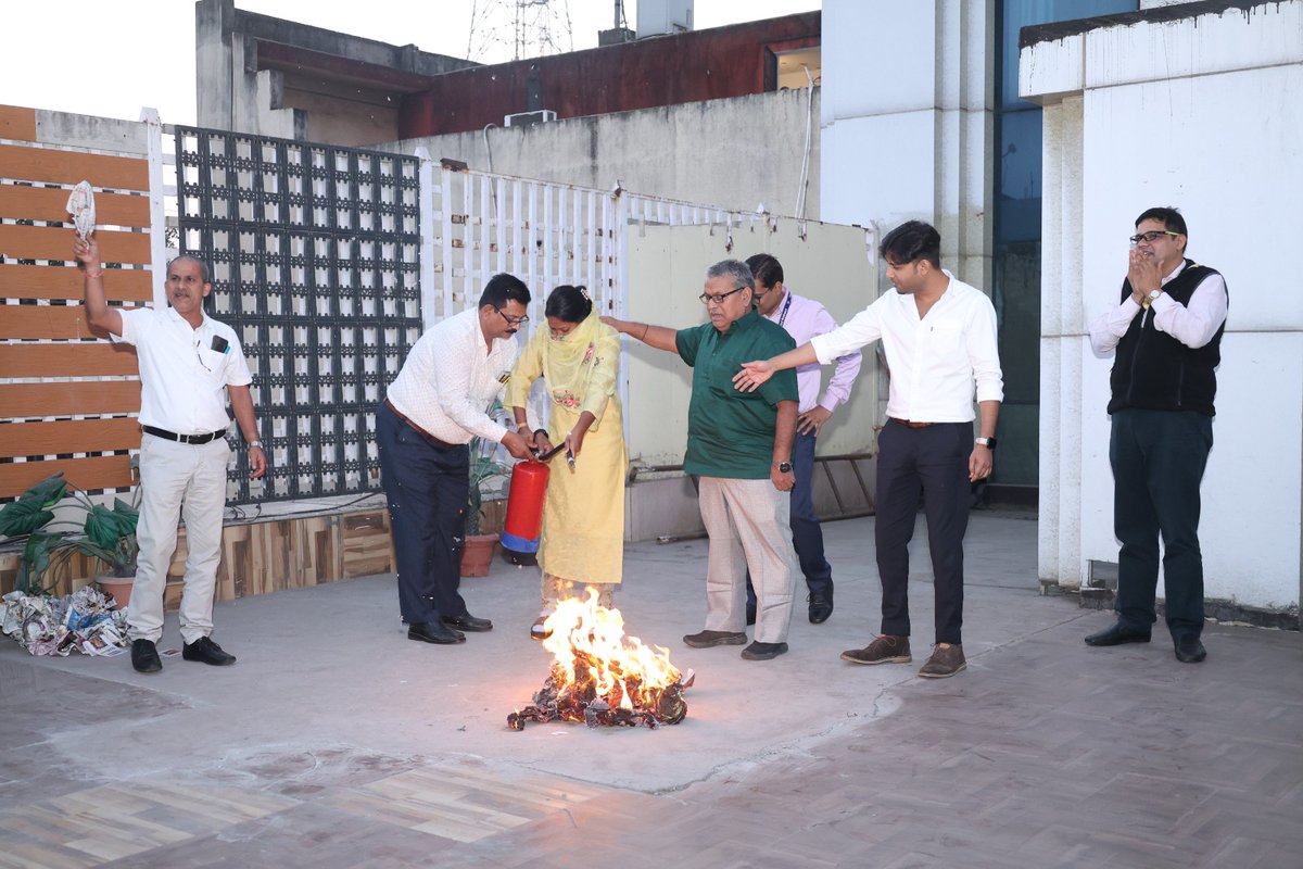 HealthCgGov's tweet photo. MD NHM addressed the state level Health System Emergency Preparedness training supported by @UNICEF and attended by 80 participants. 
DPM, Hospital Consultants and CPM from all districts learned the concepts of hospital safety with live demonstration. https://t.co/nXvkH7zyRW