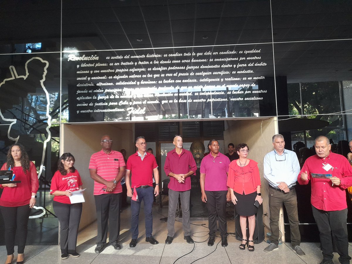 TaniaMCruzHdez's tweet photo. 🩺En una emotiva actividad honramos hoy en el @MINSAPCuba a #FidelPorSiempre. Al guía eterno, al hombre que gestó y lideró cada proyecto humanista de la Salud Pública cubana y que hizo que su obra trascendiera las fronteras de este pequeña, pero solidaria Isla.  

#SiempreJoven https://t.co/pxDUmJDbbD