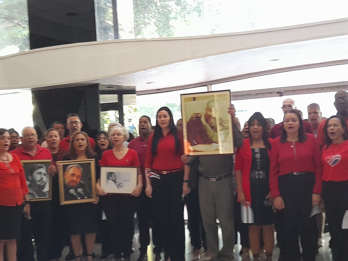 TaniaMCruzHdez's tweet photo. 🩺En una emotiva actividad honramos hoy en el @MINSAPCuba a #FidelPorSiempre. Al guía eterno, al hombre que gestó y lideró cada proyecto humanista de la Salud Pública cubana y que hizo que su obra trascendiera las fronteras de este pequeña, pero solidaria Isla.  

#SiempreJoven https://t.co/pxDUmJDbbD