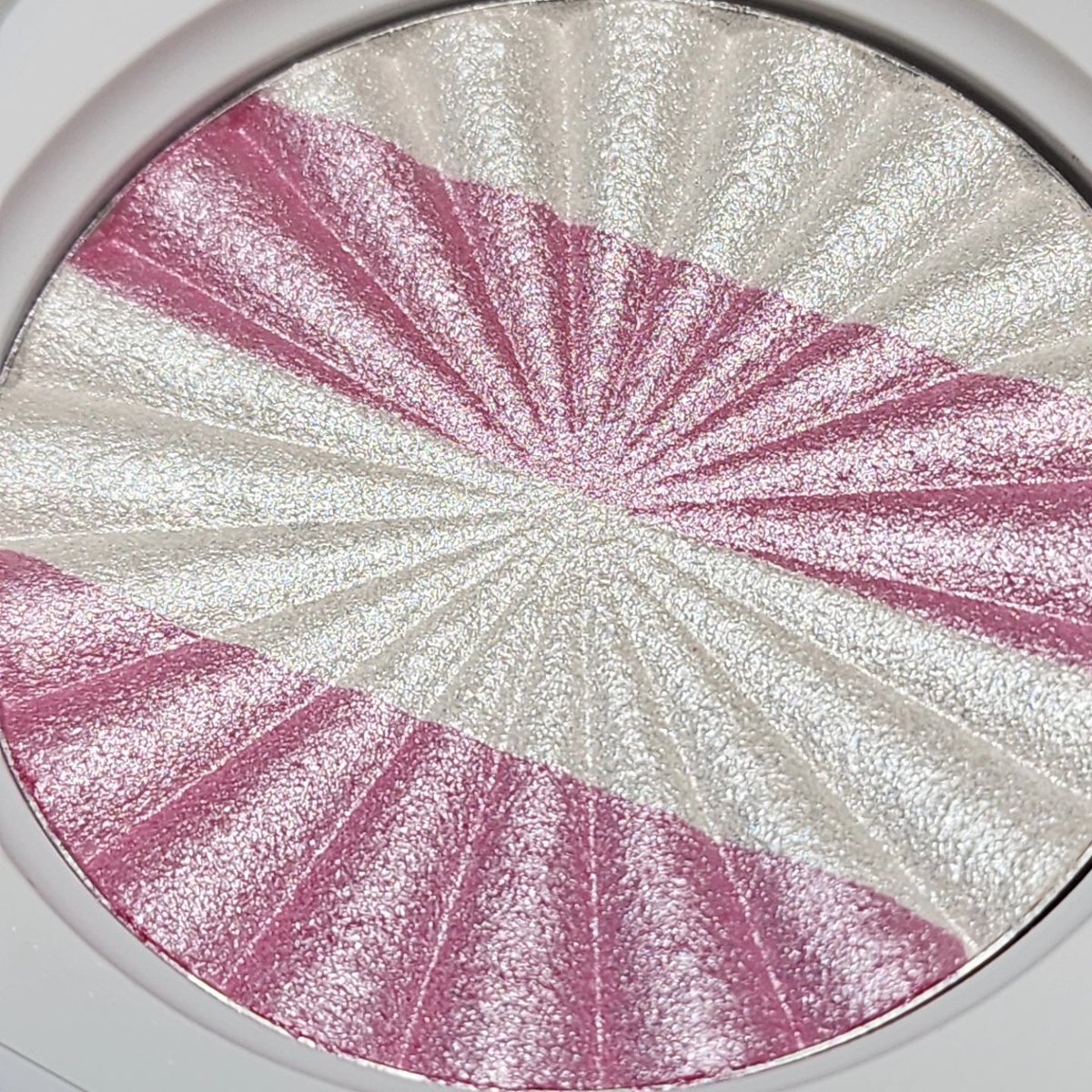 OFRACosmetics's tweet image. Our Beauty Rush week starts today!🚨 15% OFF Highlighters + an additional 40% OFF with code: 'BEAUTYRUSH' 🚨 #highlighter #pinkglow⁠ #sale⁠
⁠
🎀 Inner Glow ⁠
⁠
📷: @binxcat4ever