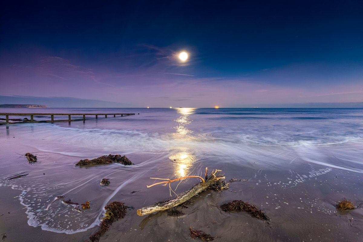 Isleofwight's tweet photo. A wonderful capture of a mellow looking moonrise 🌕️
📌 Shanklin beach
📸 Island Visions Photography
#exploreisleofwight #coastal #seascapes #getoutside #southcoast #Shanklin #beach #moonrise #moody #mellow #beautiful #stunning #ocean #peaceful #sand #wightatnight https://t.co/YrhvRyrgOA