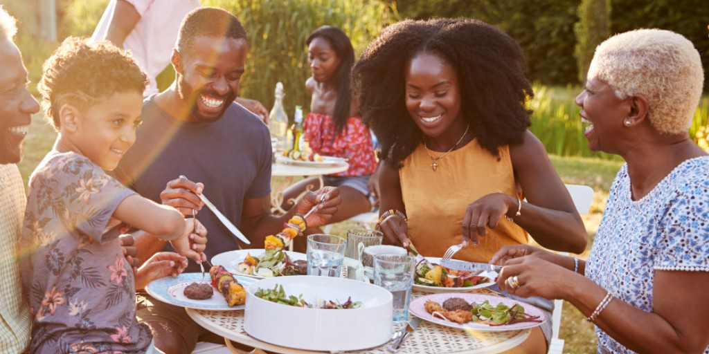 DignityHealthAZ's tweet photo. A healthy heart is the best gift you can give yourself, and your loved ones! Remember, moderation and staying committed to a healthier future are key as we enjoy the festivities this holiday season. Know your unique heart health risk factors: https://t.co/e3Z5QVqXem. https://t.co/aWIsYjWHJr