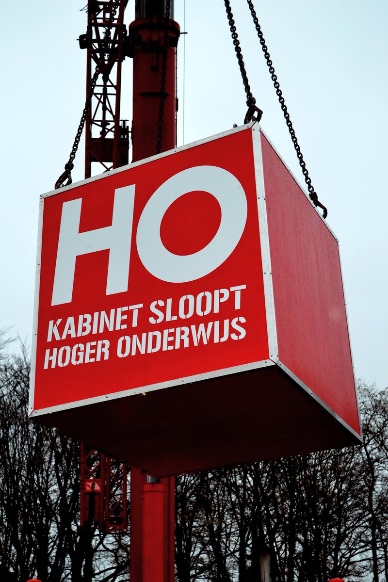 Ruim een miljard euro wil dit kabinet bezuinigen op het hoger onderwijs. ❗️
Meer dan 20.000 studenten, wetenschappers, staf en bestuurders zeiden het vandaag luidkeels tegen de Tweede Kamer en dit kabinet: Doe het niet.🟥