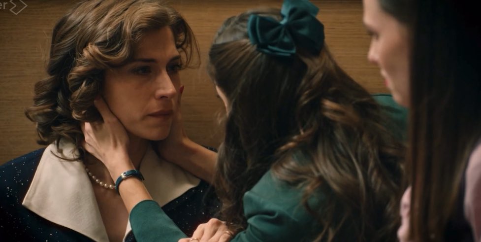 Dinome_'s tweet photo. Yo solo puedo pensar en la Marta de los primeros capítulos, aquella que creía que nadie podría comprender lo que sentía (ni ella misma). Sin embargo, ahora esa persona (Carmen), que Marta pensó que usaría sus debilidades en su contra, la ha reconfortado. Su padre, a quien creyó incapaz de apoyarla, está haciendo un esfuerzo inmenso por comprenderla y ayudarla.
A esa Marta de los primeros capítulos: Todo va a estar bien, incluso cuando las cosas vayan muy mal.

#mafin