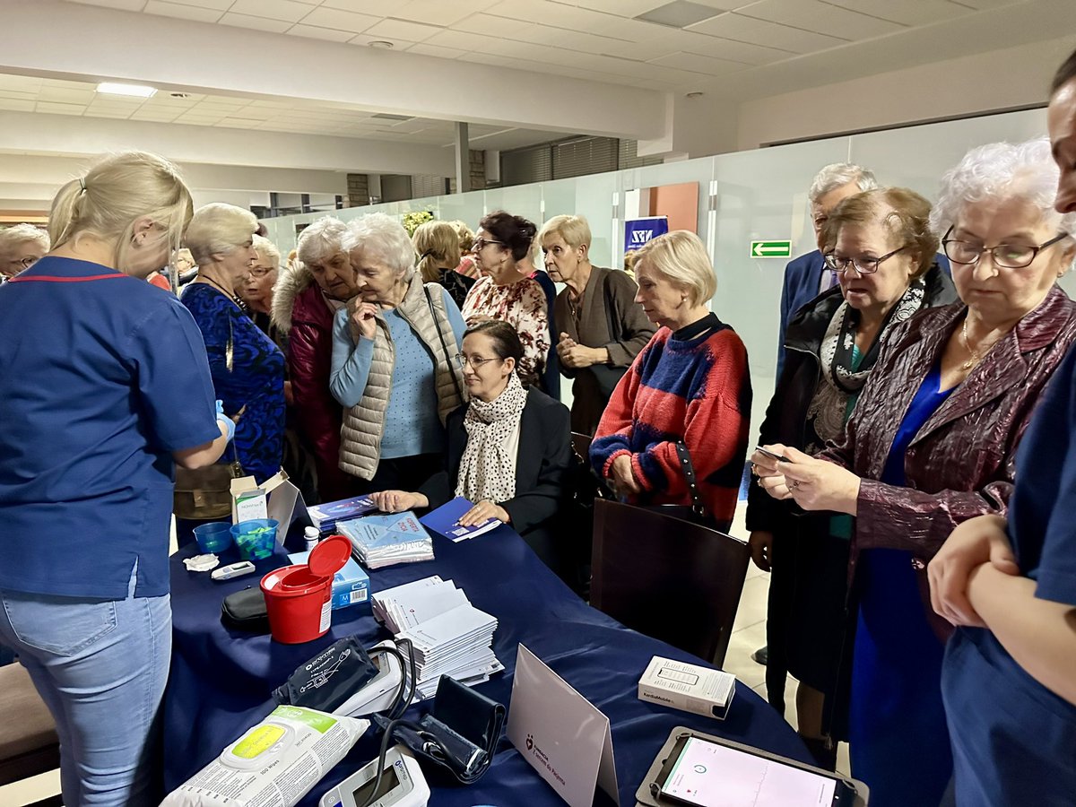 AHP_PAKS's tweet photo. Trwa #KlubPacjenta Fundacji https://t.co/74OmHB09Wt w Suwałkach!❤️ #badania @AHP_PAKS, stoisko ds. #profilaktyka #PodlaskiNFZ @NFZ_Bialystok oraz wykłady nt. #SlowJogging i "Mądrość wieku: Jak rozumieć siebie i swoje emocje w procesie starzenia”. Wydarzenie współfinansowane przez @wojpodlaskie @PodlaskiUW @brzozowskij. @crenkiewicz @GlosSeniora @NiebywaleSki @suwalki24 @MaciejOlesinski @DDBialystok @radiobialystok @TvpBia @sanepid_bstok @mlodzipodlaskie @lukaszprokorym @PogodneSuwalki @swierzbin