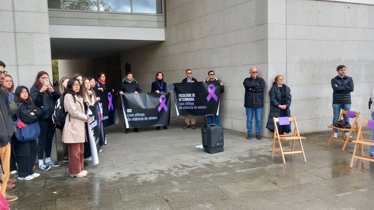 Campus Terra USC (@campusterrausc) on Twitter photo 💜 Non son cifras, son persoas. Baixo este lema congregouse hoxe a comunidade universitaria do <a href="/CampusTerraUSC/">Campus Terra USC</a> para rexeitar a violencia contra ás mulleres e lembrar ás vítimas da violencia de xénero neste 25N
👉 usc.gal/gl/xornal/nova… 💜 Non son cifras, son persoas. Baixo este lema congregouse hoxe a comunidade universitaria do <a href="/CampusTerraUSC/">Campus Terra USC</a> para rexeitar a violencia contra ás mulleres e lembrar ás vítimas da violencia de xénero neste 25N
👉 usc.gal/gl/xornal/nova…