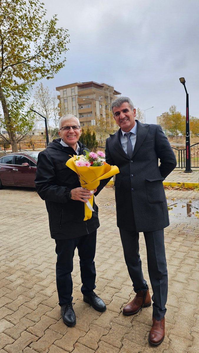 OmerliMem's tweet photo. İlçe Milli Eğitim Müdürümüz Sn.Adnan ÇİFTÇİ; şube müdürlerimiz ile beraber, Ömerli  eğitimine uzun yıllar hizmet vermiş emekli öğretmenlerimizi evlerinde ziyaret ederek Öğretmenler Günü'nü kutladı.🌸🌺
@tcmeb
@Yusuf__Tekin
@tuncay_akkoyun
@omerli_Kaymakam
@ali_eyyupkoca https://t.co/1zchIR597O