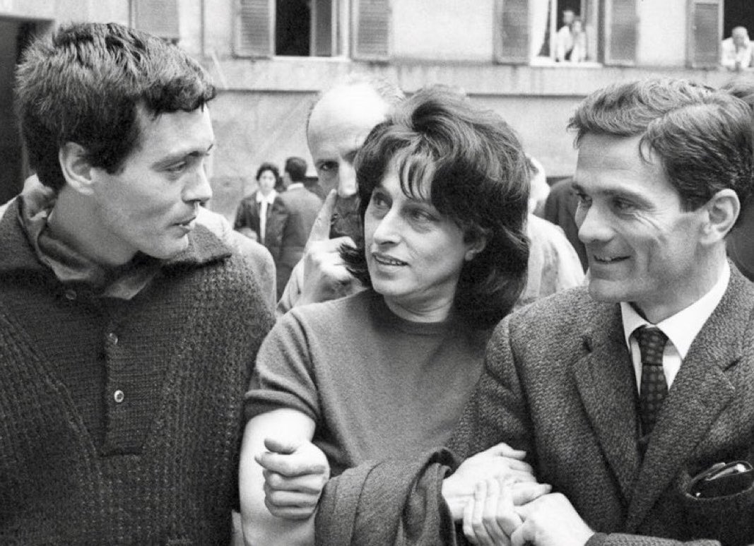 la_peau_douce_'s tweet photo. Il mondo va a rotoli perché abbiam smesso di camminare a braccetto.

[Citti, Magnani, Pasolini] https://t.co/tOdUHVHUPD