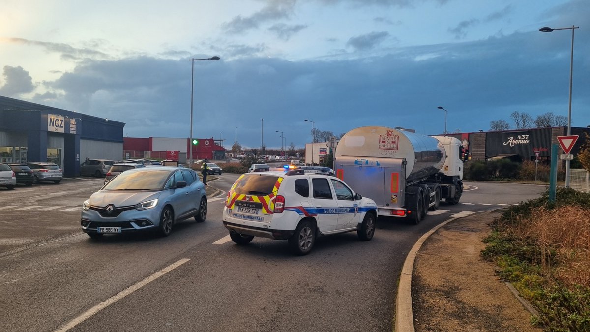 [ PERTURBATION CIRCULATION ] #chauray
⚠️ Camion arrêté au niveau du rond point de Noz, rue du puits de la ville. Circulation difficile.