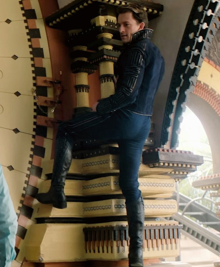 FilmUpdates's tweet photo. ‘WICKED’ cinematographer Alice Brooks says the cast and crew were "mesmerized and captivated" by Jonathan Bailey.

"He was charming not only the Shiz students, but everyone behind the camera as well." https://t.co/F7ixAtWFvr
