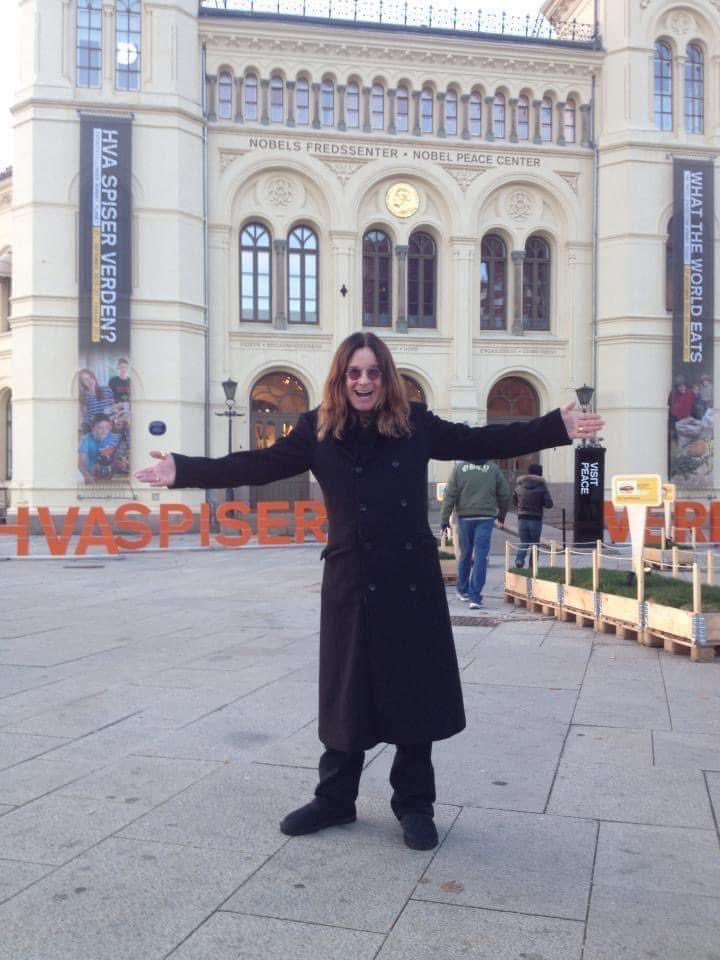 OzzyOsbourne's tweet photo. Nov 25, 2013
Passing the @NobelPeaceOslo while taking a walk around Norway
📸: @WarriorManagemt https://t.co/Yx0YPc4imb