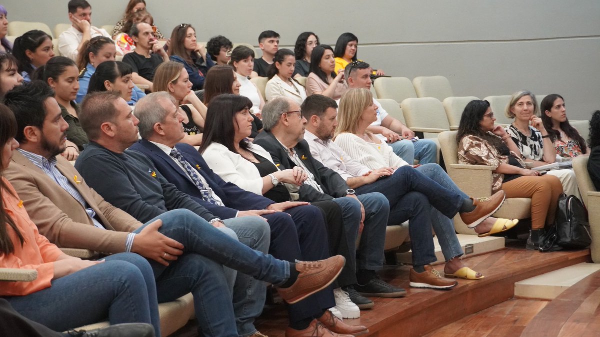 saludchubut's tweet photo. 🟠 PARTICIPAMOS EN LA LEGISLATURA DE LA JORNADA DE PREVENCIÓN “HABLEMOS DE SUICIDIO”
🌐 NOTA: https://t.co/oGGmTKgoaC
#LegislaturaDelChubut #HablemosdeSuicidio #VIRCh #Chubut #Salud #Gobierno https://t.co/MafgbSy9n2