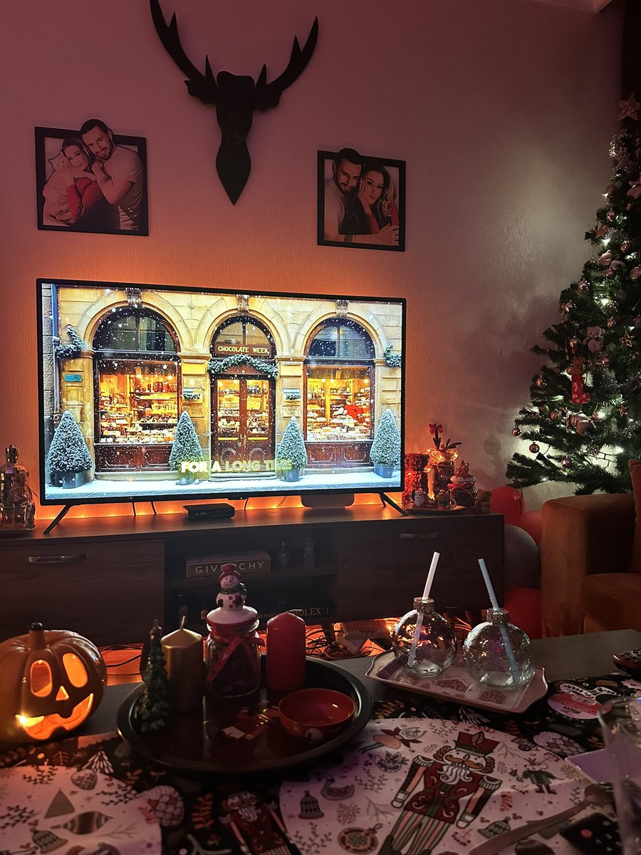 aleyozmen's tweet photo. Yılın en sevdiğim zamanları, daha süslenecek çok yer var 🥰❤️ https://t.co/2PjHbhBxOO