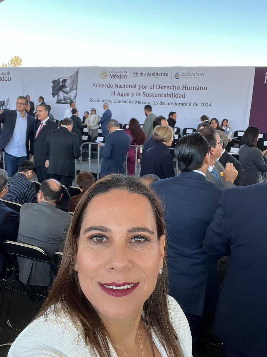 LorenaAlfaroG's tweet photo. Ya lista en CDMX para presenciar la Firma del Acuerdo Nacional
por el derecho humano al agua y la sustentabilidad.

¡Vienen cosas buenas para #Guanajuato y para nuestro #Irapuato! https://t.co/Rh0pFf8fP4