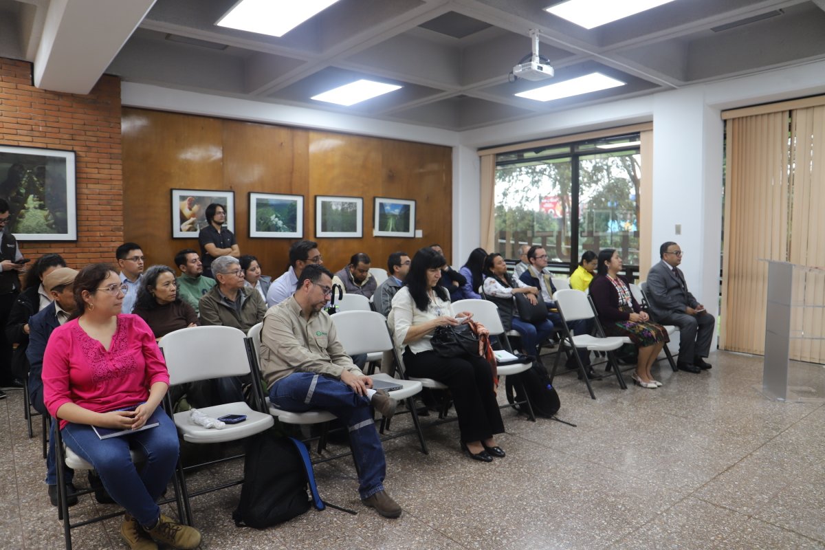 FAOGuatemala's tweet photo. 🔬🌱 Esta sesión de capacitación garantizará que los laboratorios estén entrenados de acuerdo con los Procedimientos Operativos Estándar (POE) de la Red Global de Laboratorios de Suelos #GLOSOLAN. 👩🔬🌍 https://t.co/bKvFeKn6an